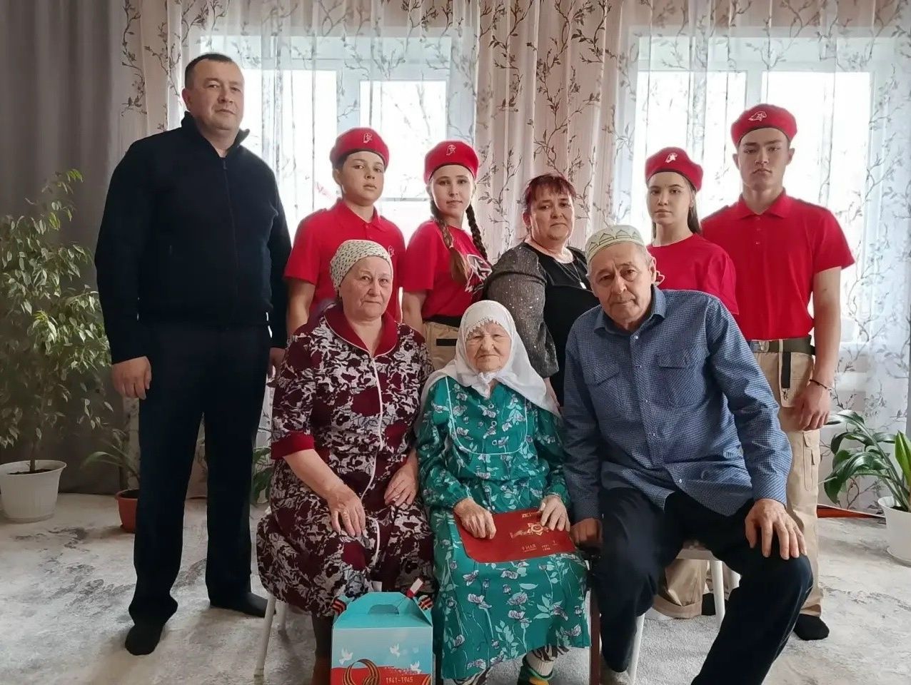 95-летнюю жительницу Чутеева поздравили с наступающим Днем Победы