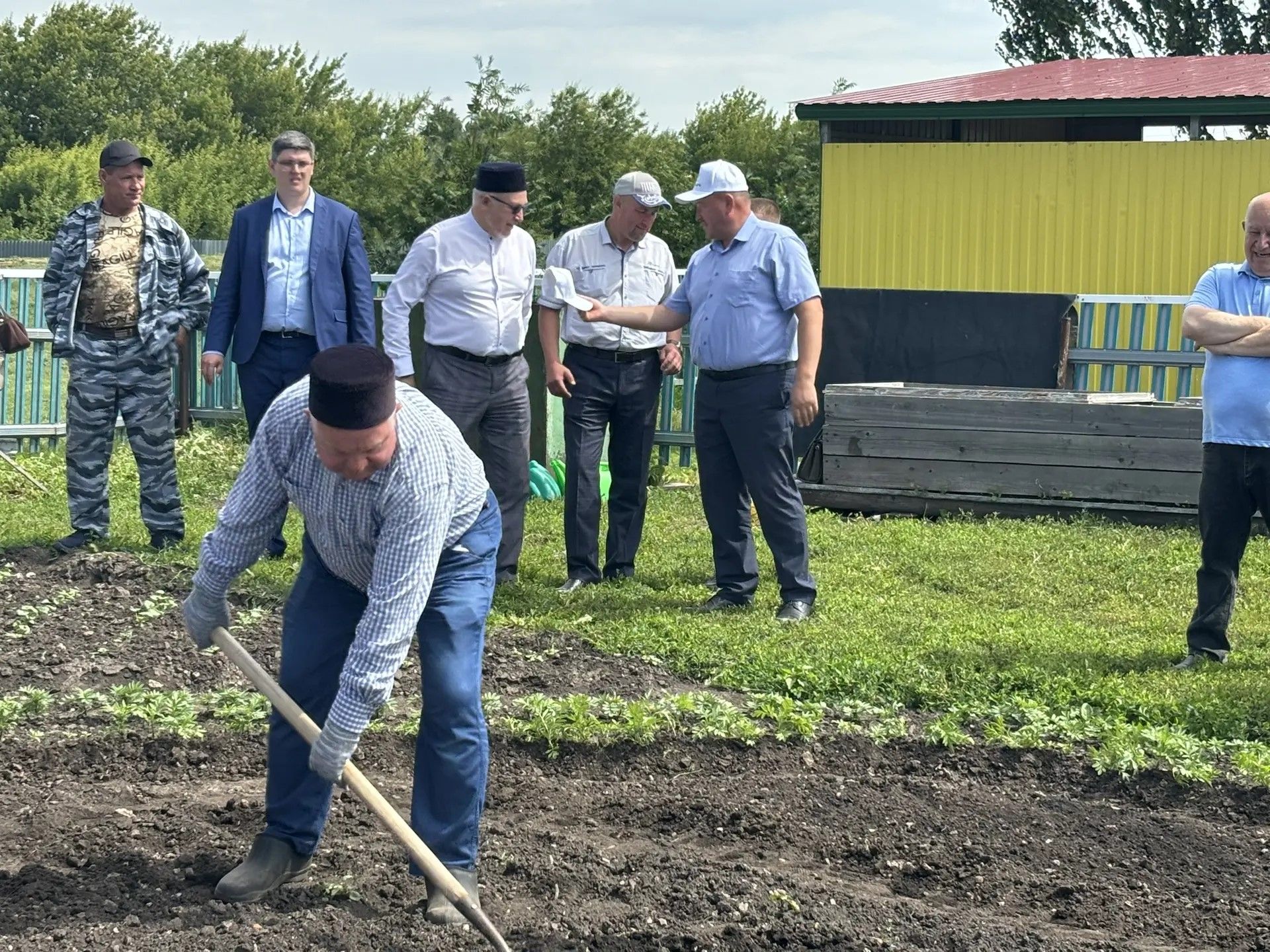 Кандидат сельскохозяйственных наук Харис Камалеев провел в Кайбицком районе мастер-класс по посадке и выращиванию овощных культур