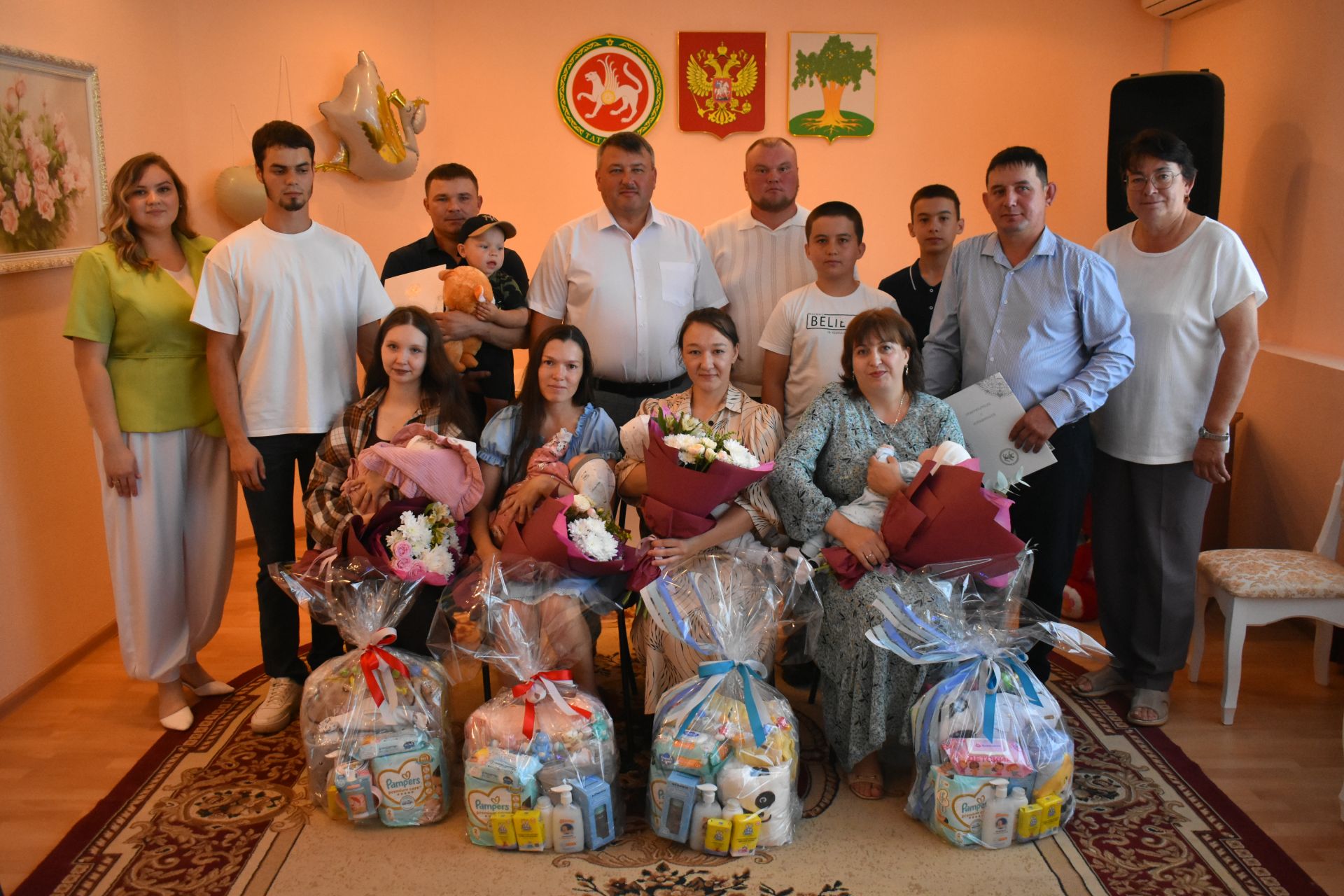 В Кайбицком районе поздравили семьи с рождением малышей