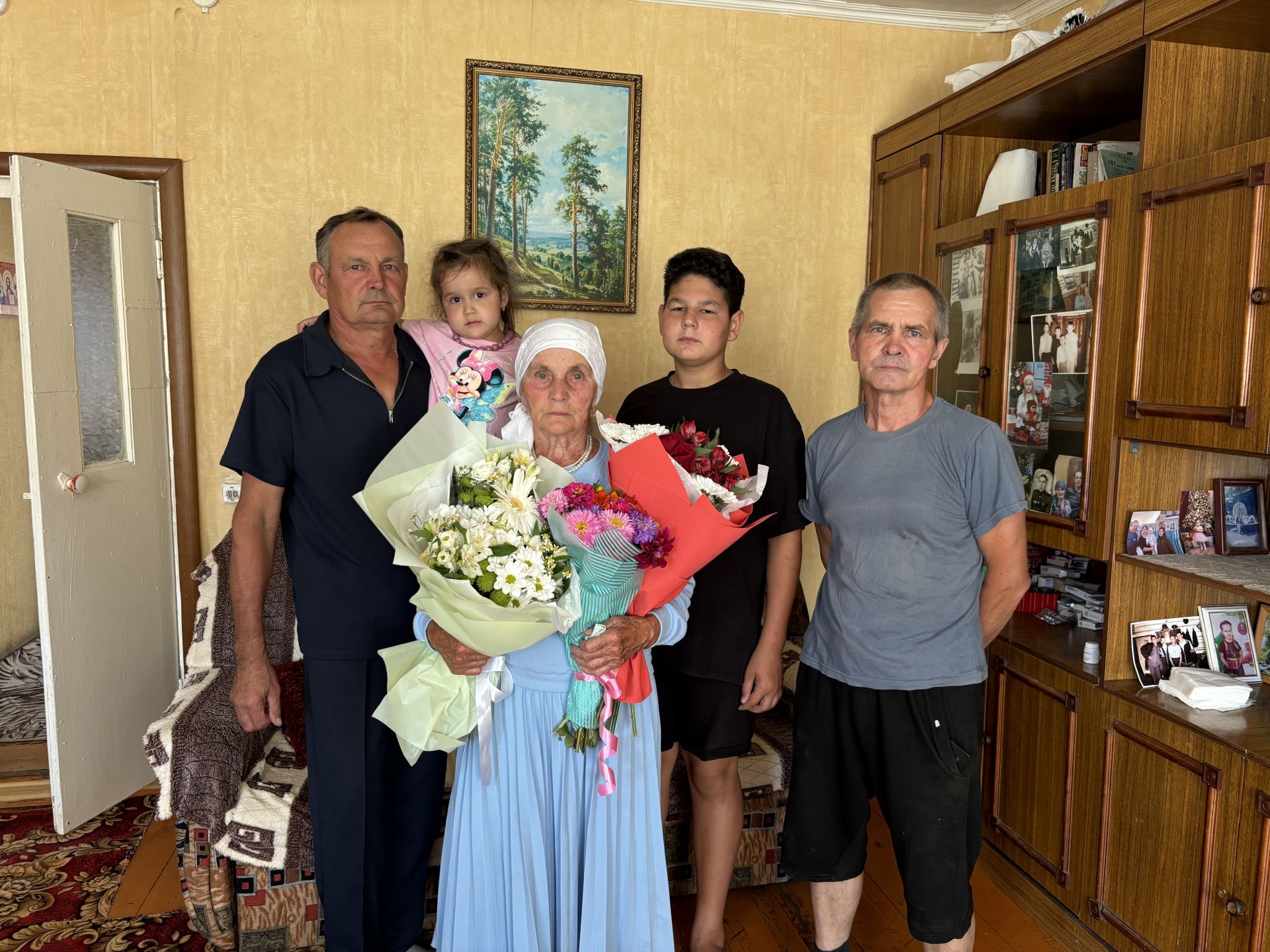 Кече Мәмедә Россия Героеның әнисен 80 яшьлек юбилее белән котладылар