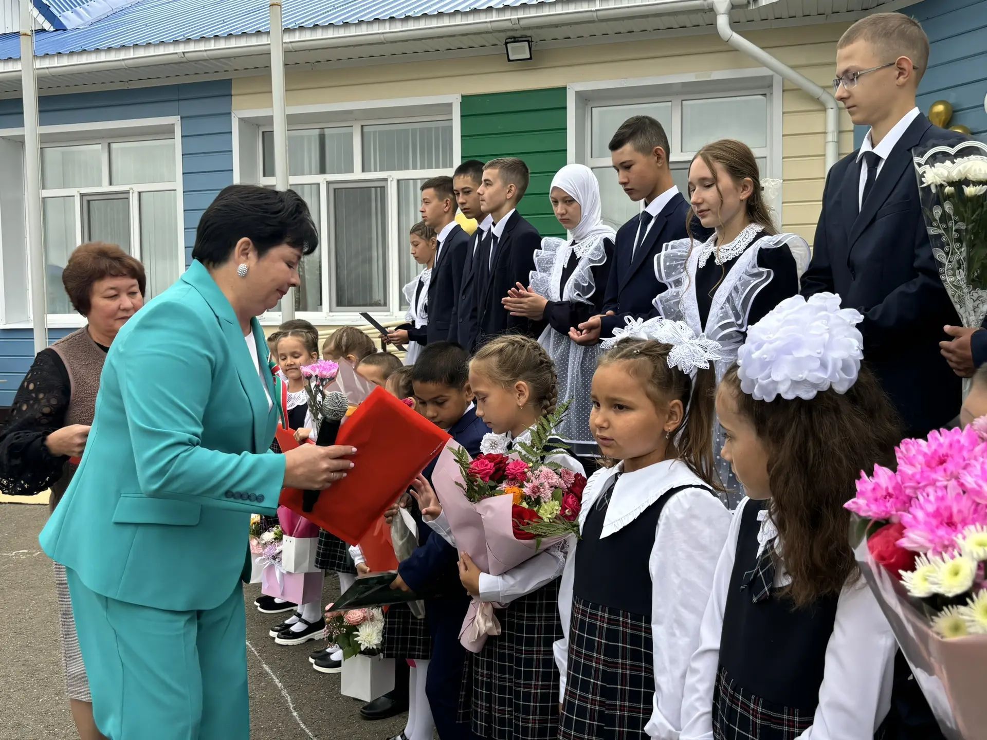 Кошман мәктәбендә кыңгырау чыңы яңа уку елына юл ачты