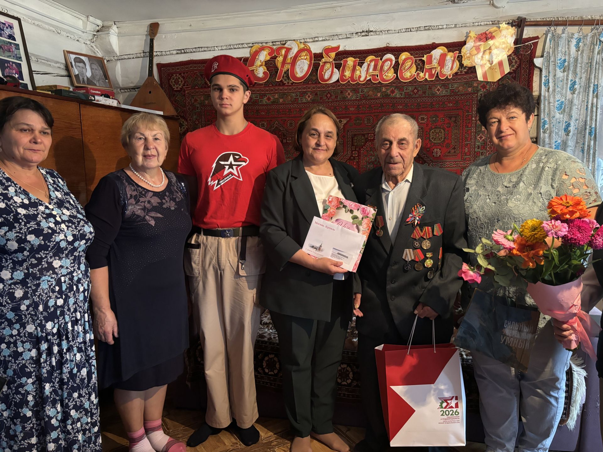 На своем 95-летии житель Каргалы сыграл на балалайке