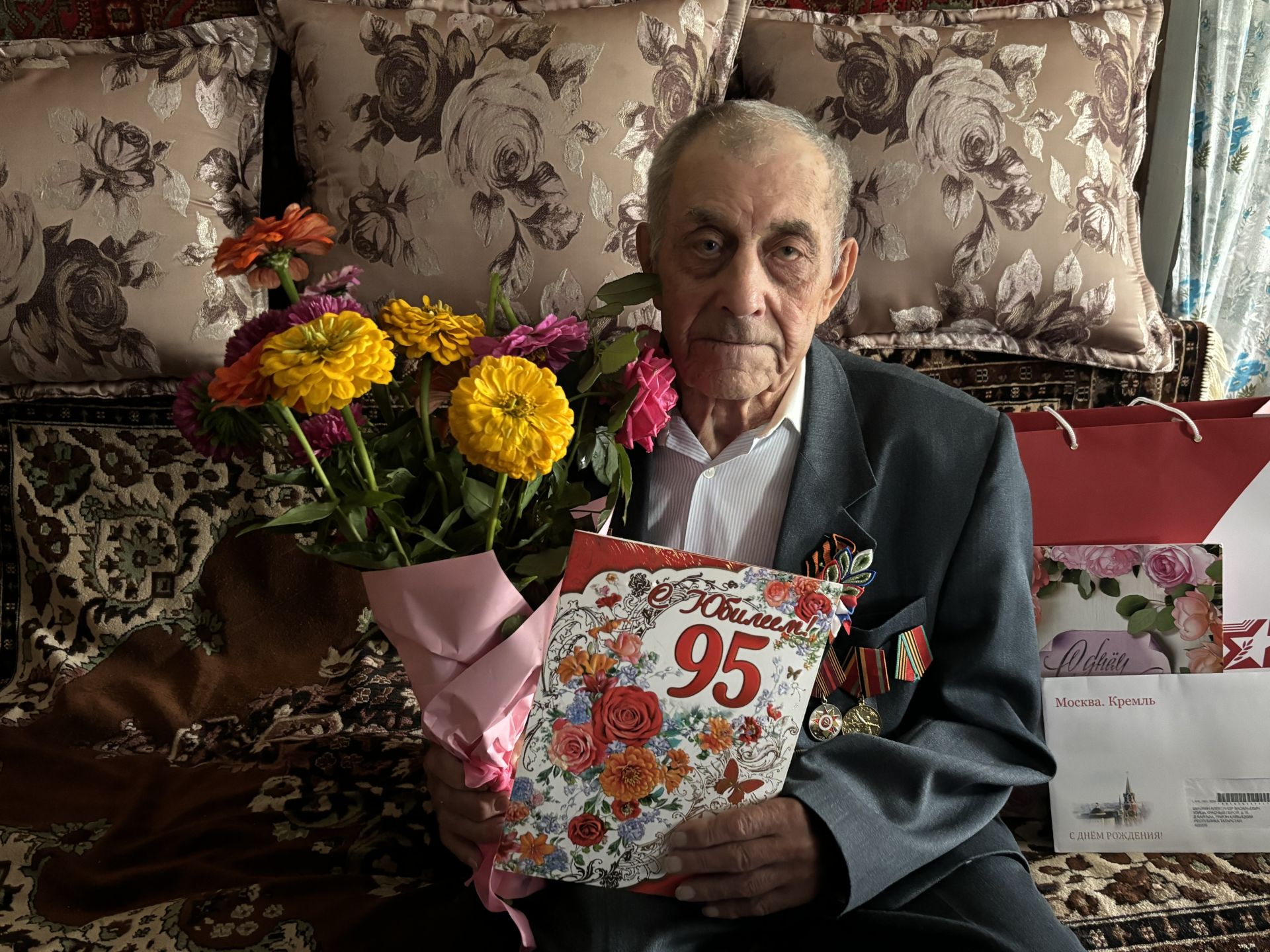 На своем 95-летии житель Каргалы сыграл на балалайке