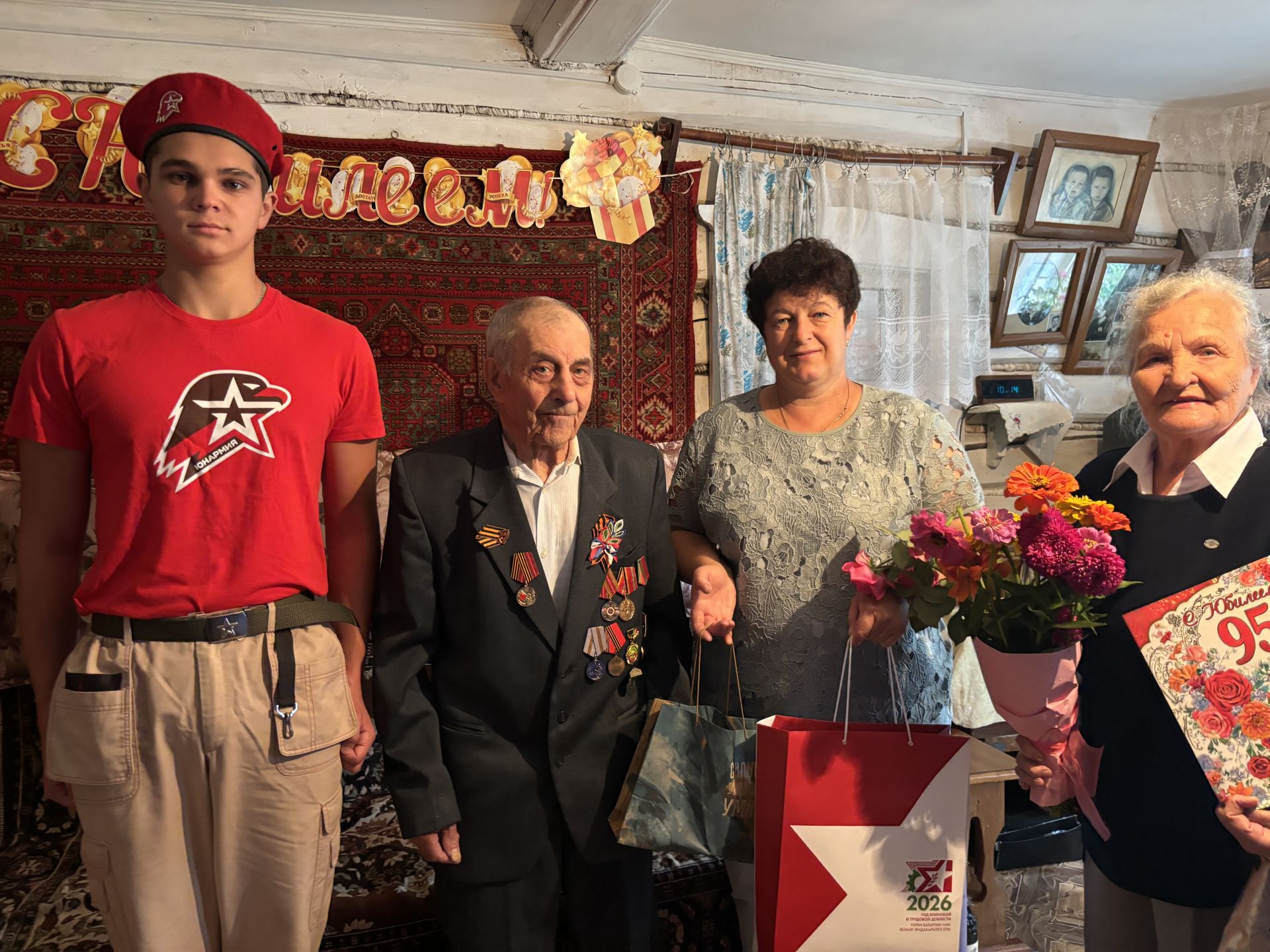 На своем 95-летии житель Каргалы сыграл на балалайке