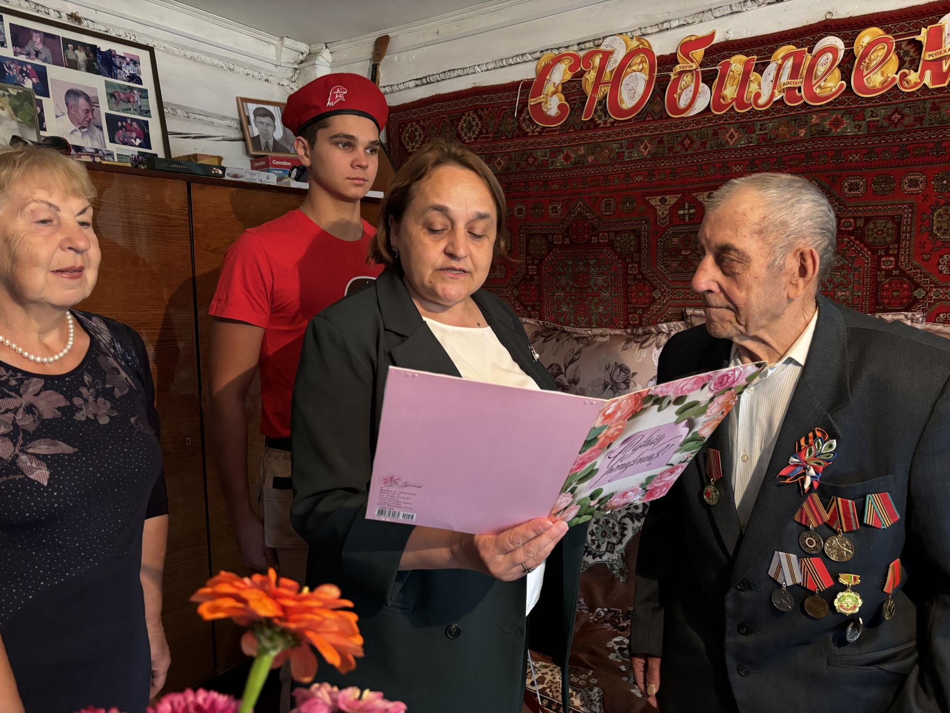 На своем 95-летии житель Каргалы сыграл на балалайке