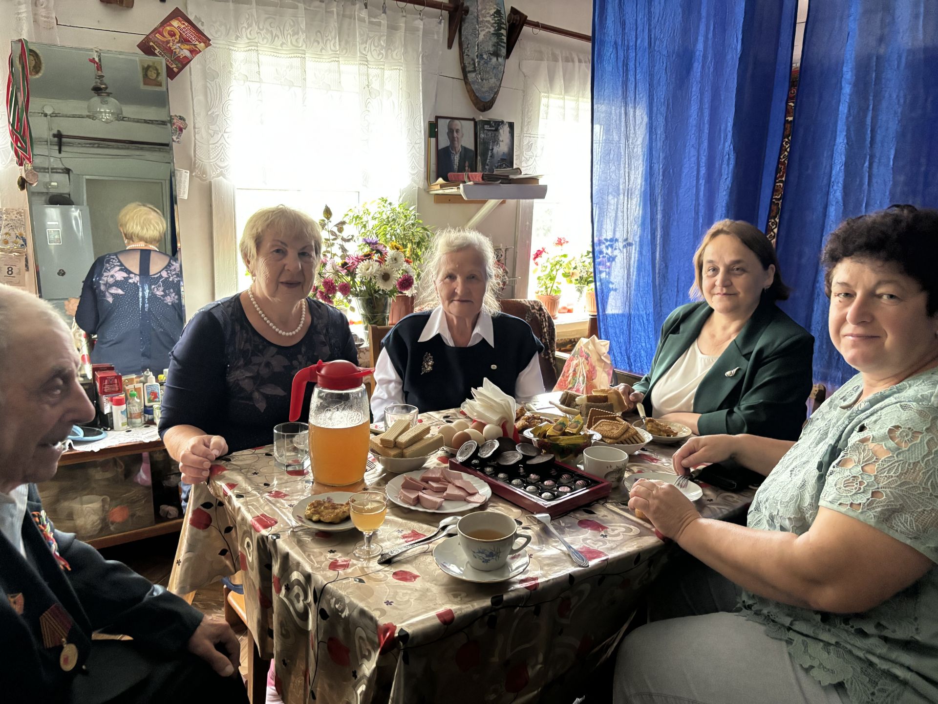 На своем 95-летии житель Каргалы сыграл на балалайке