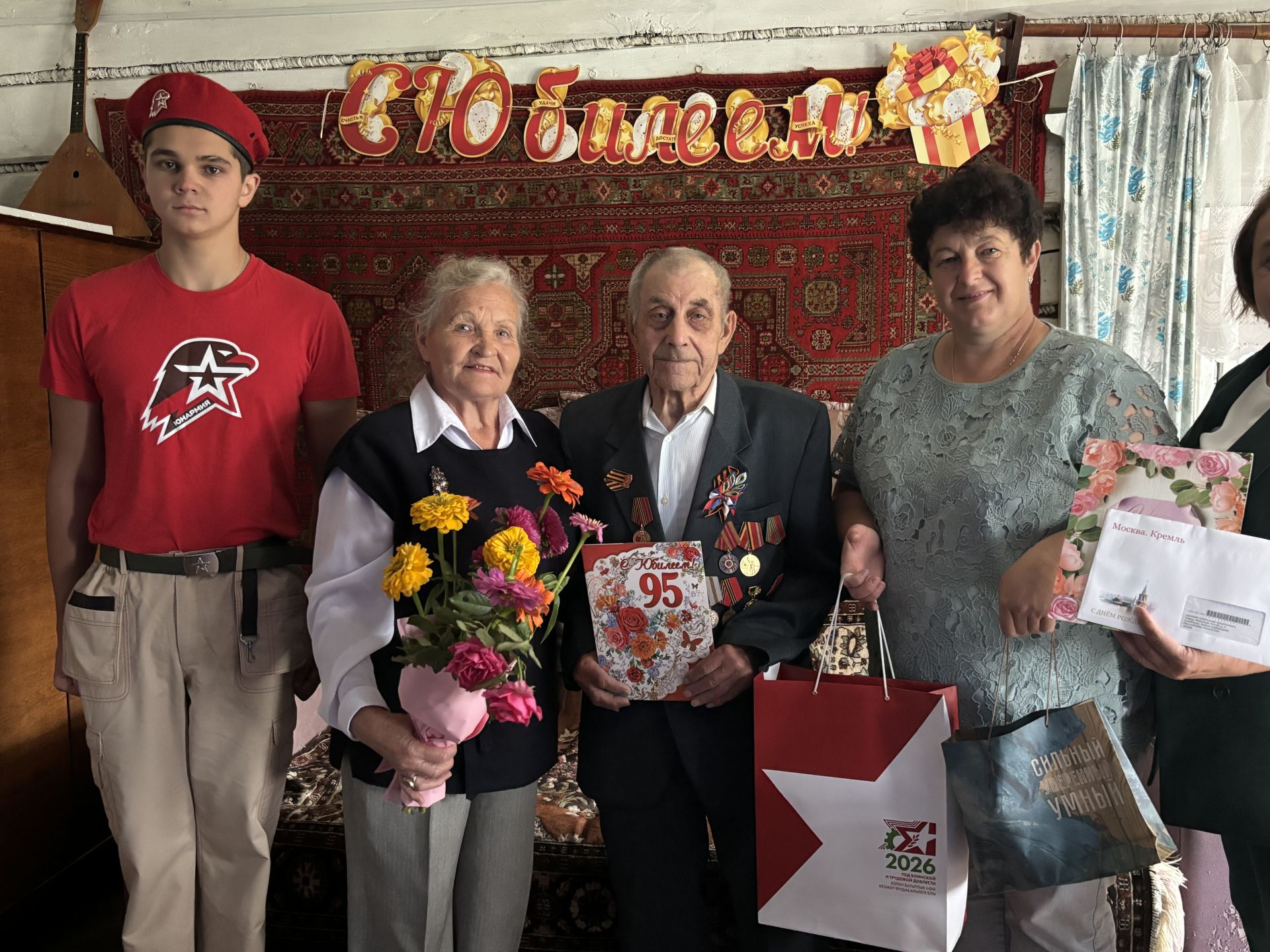На своем 95-летии житель Каргалы сыграл на балалайке