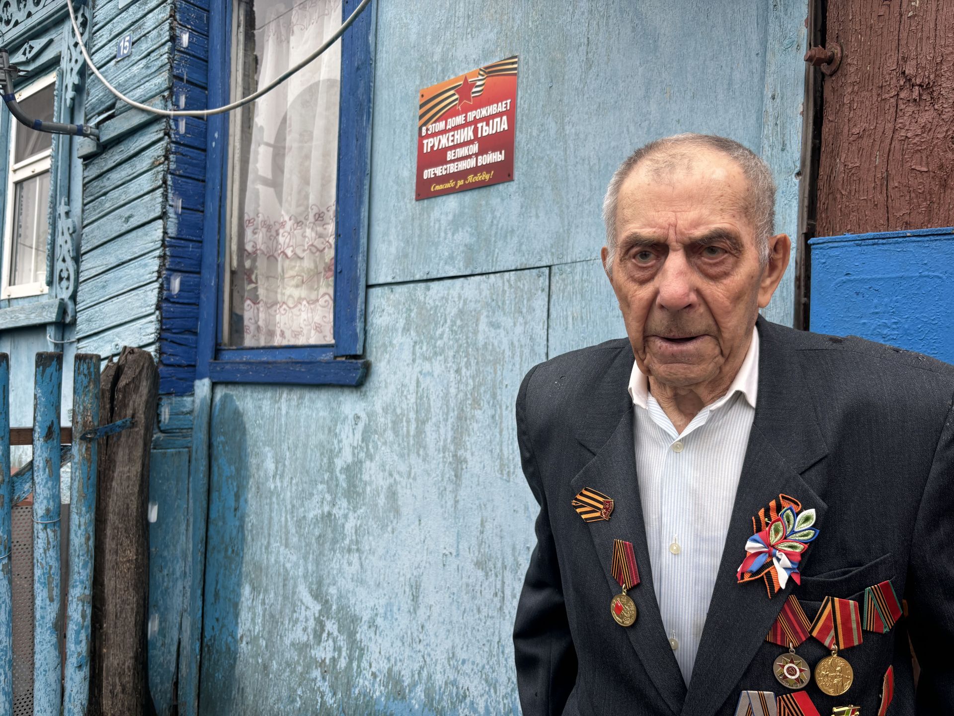 На своем 95-летии житель Каргалы сыграл на балалайке