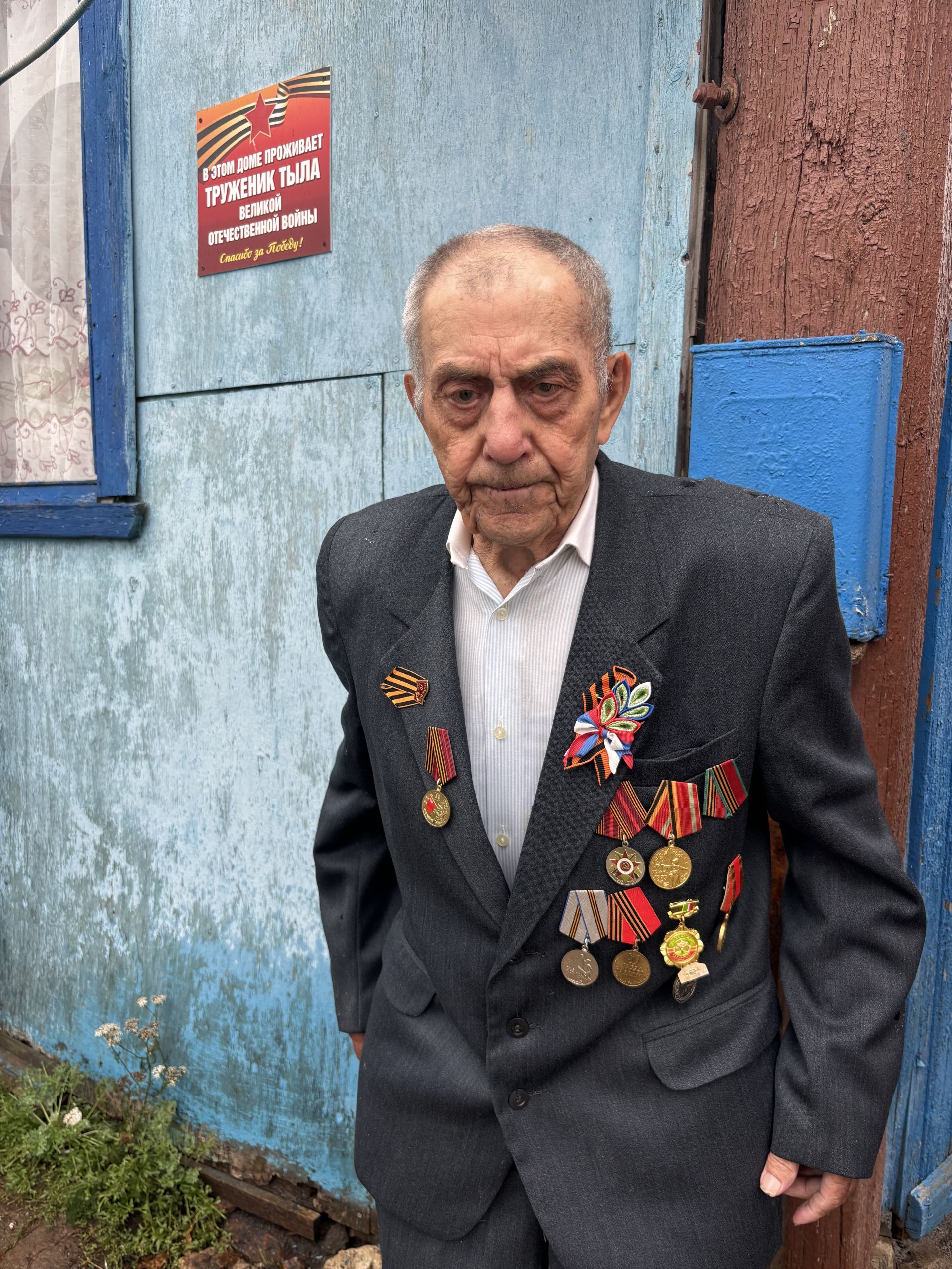 На своем 95-летии житель Каргалы сыграл на балалайке