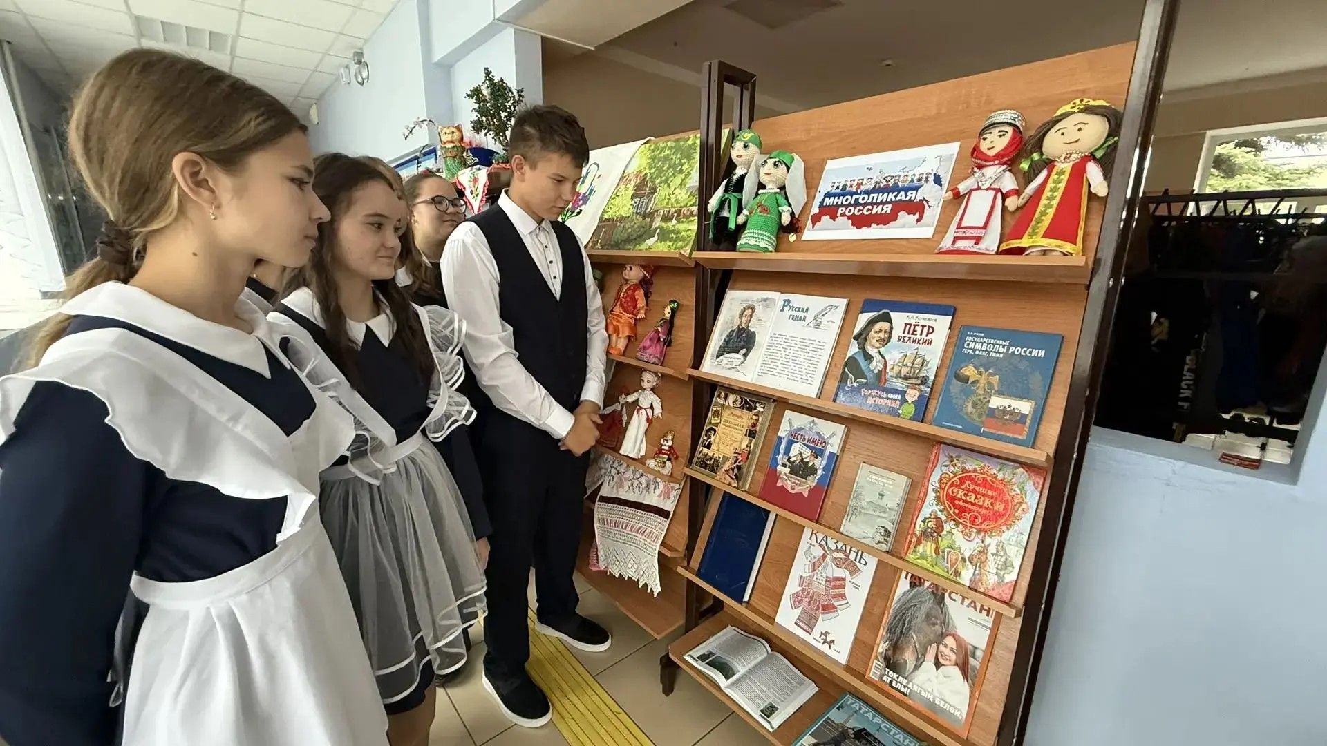 Культурное наследие: в Большекайбицкой школе объединили книги и творчество детей