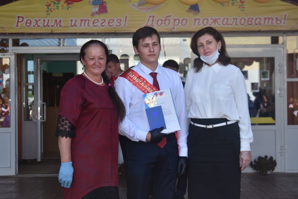 Вручение аттестатов в Большекайбицкой школе