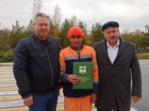 Кайбыч районы башлыгы юл төзү хезмәтчәннәрен бәйрәмнәре белән котлады
