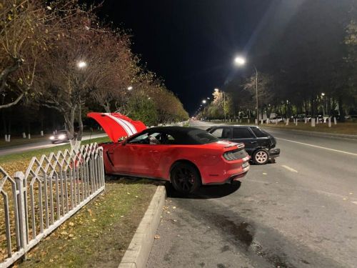 В Челнах Mustang влетел в ограждение после того, как в него врезалась легковушка