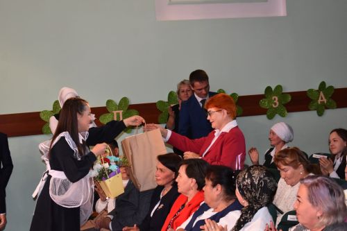 Кайбыч мәдәният йортында укытучыларының һөнәри бәйрәмнәре уңаеннан зур тантана узды