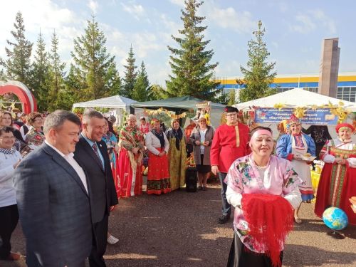 Кайбичане поделились излишками богатого урожая