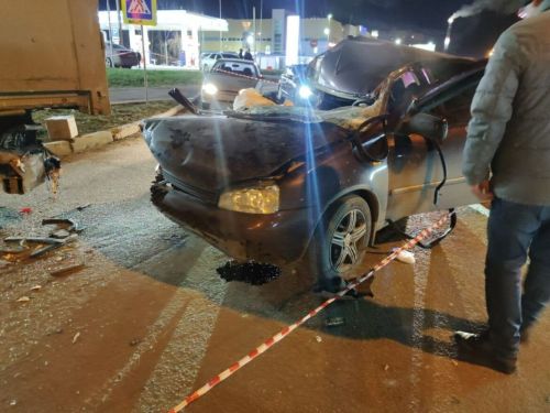 В Казани «Лада» влетела в припаркованную фуру, пассажирка погибла на месте