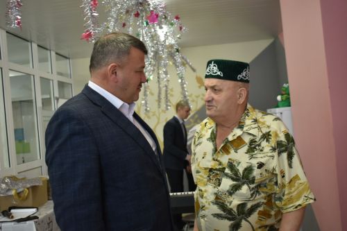 Район башлыгы Альберт Рәхмәтуллин Картлар һәм инвалидлар интернат-йортында яшәүчеләрне Яңа ел белән котлады