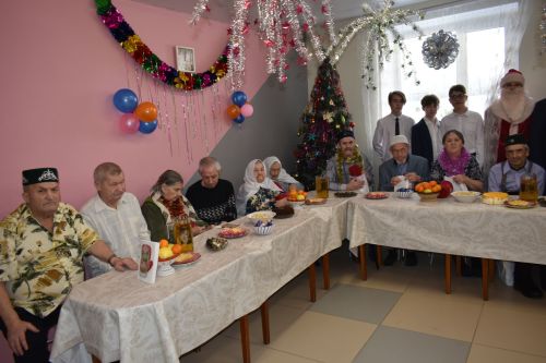 Район башлыгы Альберт Рәхмәтуллин Картлар һәм инвалидлар интернат-йортында яшәүчеләрне Яңа ел белән котлады