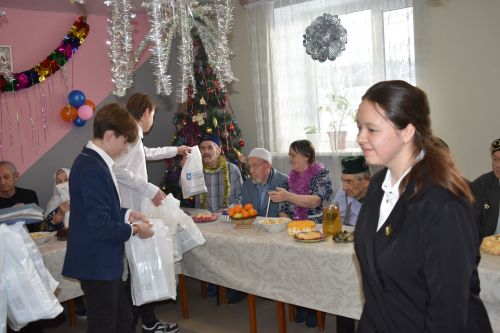 Район башлыгы Альберт Рәхмәтуллин Картлар һәм инвалидлар интернат-йортында яшәүчеләрне Яңа ел белән котлады