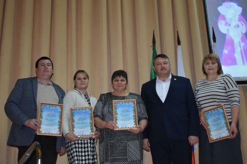 В Кайбицком районе наградили победителей конкурса на новогоднее оформление