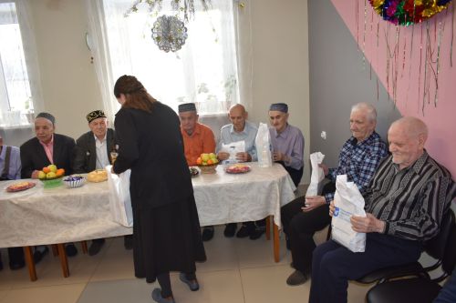 Район башлыгы Альберт Рәхмәтуллин Картлар һәм инвалидлар интернат-йортында яшәүчеләрне Яңа ел белән котлады