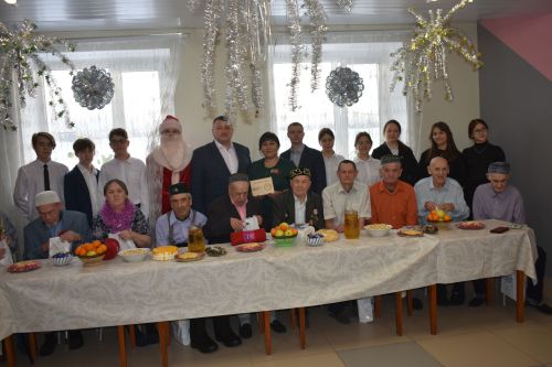 Район башлыгы Альберт Рәхмәтуллин Картлар һәм инвалидлар интернат-йортында яшәүчеләрне Яңа ел белән котлады