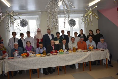 Район башлыгы Альберт Рәхмәтуллин Картлар һәм инвалидлар интернат-йортында яшәүчеләрне Яңа ел белән котлады