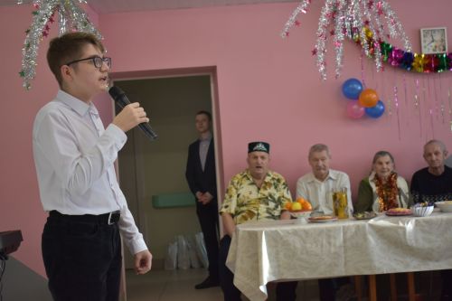 Район башлыгы Альберт Рәхмәтуллин Картлар һәм инвалидлар интернат-йортында яшәүчеләрне Яңа ел белән котлады