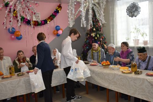 Район башлыгы Альберт Рәхмәтуллин Картлар һәм инвалидлар интернат-йортында яшәүчеләрне Яңа ел белән котлады