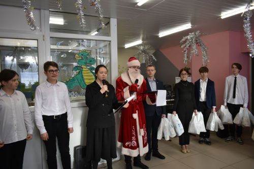 Район башлыгы Альберт Рәхмәтуллин Картлар һәм инвалидлар интернат-йортында яшәүчеләрне Яңа ел белән котлады
