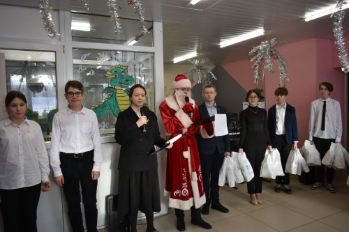 Район башлыгы Альберт Рәхмәтуллин Картлар һәм инвалидлар интернат-йортында яшәүчеләрне Яңа ел белән котлады