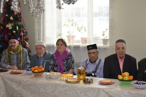 Район башлыгы Альберт Рәхмәтуллин Картлар һәм инвалидлар интернат-йортында яшәүчеләрне Яңа ел белән котлады