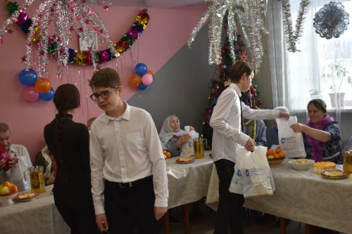 Район башлыгы Альберт Рәхмәтуллин Картлар һәм инвалидлар интернат-йортында яшәүчеләрне Яңа ел белән котлады