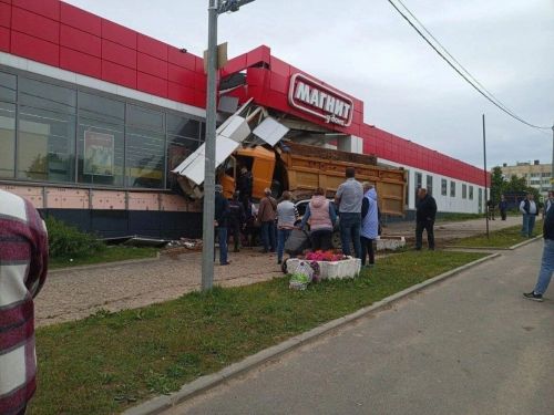 Грузовик врезался в легковушку и протаранил здание «Магнита»