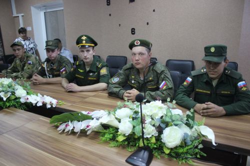 Кайбыч районы башлыгы Россия Кораллы Көчләре сафларында хезмәт итеп кайткан егетләр белән очрашты