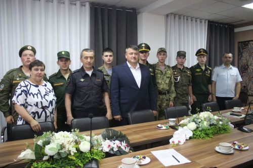 Кайбыч районы башлыгы Россия Кораллы Көчләре сафларында хезмәт итеп кайткан егетләр белән очрашты