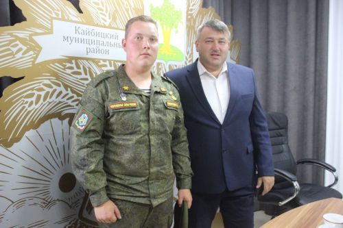 Кайбыч районы башлыгы Россия Кораллы Көчләре сафларында хезмәт итеп кайткан егетләр белән очрашты