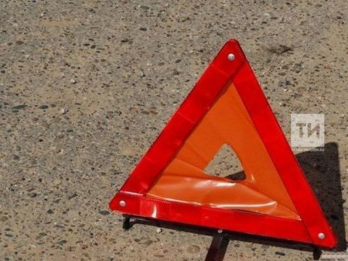 В Казани возле моста Миленниум КАМАЗ столкнулся с двумя иномарками