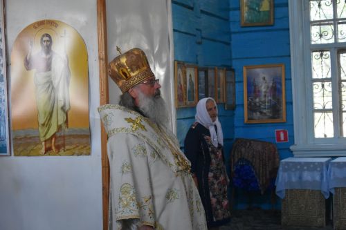 Митрополит Казанский и Татарстанский Кирилл провел божественное богослужение в Успенском храме Кайбицкого района