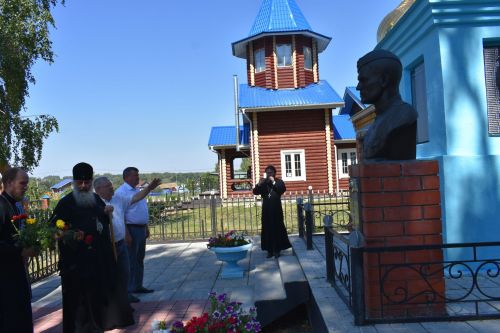 Митрополит Казанский и Татарстанский Кирилл провел божественное богослужение в Успенском храме Кайбицкого района