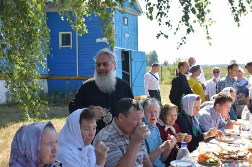 Митрополит Казанский и Татарстанский Кирилл провел божественное богослужение в Успенском храме Кайбицкого района