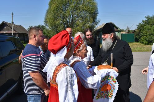 Митрополит Казанский и Татарстанский Кирилл провел божественное богослужение в Успенском храме Кайбицкого района
