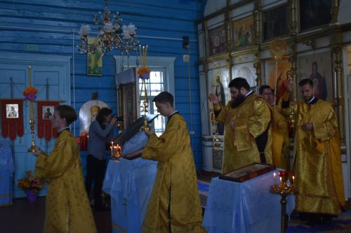 Митрополит Казанский и Татарстанский Кирилл провел божественное богослужение в Успенском храме Кайбицкого района