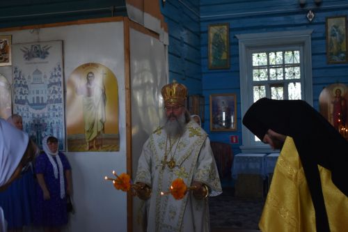 Митрополит Казанский и Татарстанский Кирилл провел божественное богослужение в Успенском храме Кайбицкого района