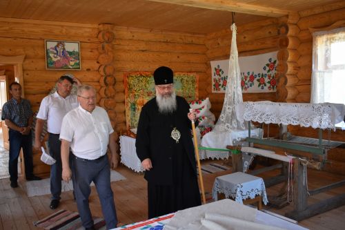 Митрополит Казанский и Татарстанский Кирилл провел божественное богослужение в Успенском храме Кайбицкого района