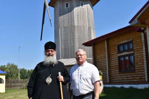 Митрополит Казанский и Татарстанский Кирилл провел божественное богослужение в Успенском храме Кайбицкого района