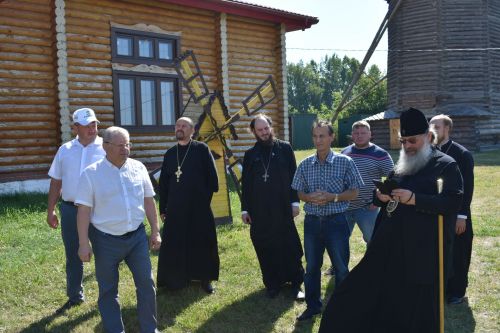 Митрополит Казанский и Татарстанский Кирилл провел божественное богослужение в Успенском храме Кайбицкого района