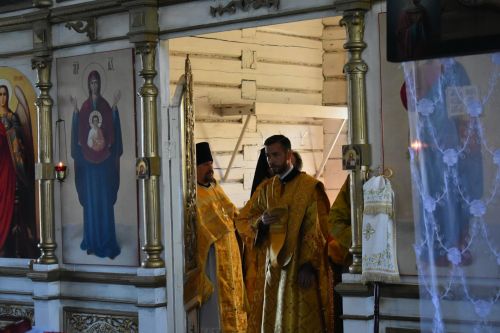 Митрополит Казанский и Татарстанский Кирилл провел божественное богослужение в Успенском храме Кайбицкого района