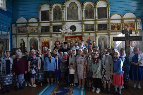Митрополит Казанский и Татарстанский Кирилл провел божественное богослужение в Успенском храме Кайбицкого района