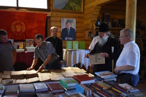 Митрополит Казанский и Татарстанский Кирилл провел божественное богослужение в Успенском храме Кайбицкого района